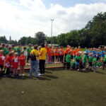 Kinder bekommen Medallien überreicht
