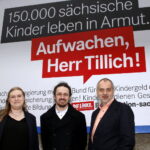 Maik Schwarz, Janina Pfau und Rico Gebhardt vor der Plakatwand mit der Aufschrift: 150000 sächsische Kinder leben in Armit - Aufwachen Herr Tillich!