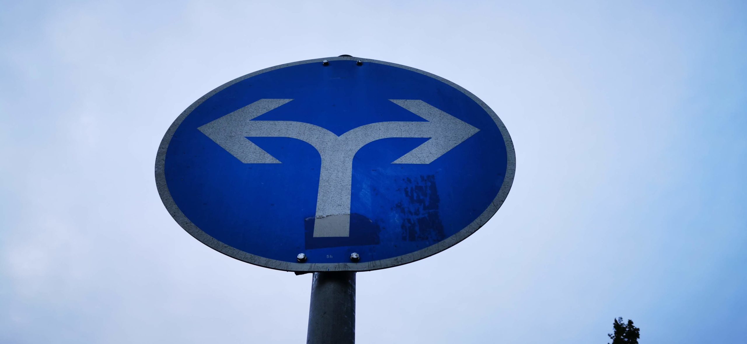 Bild zeigt ein Verkehrszeichen mit zwei Zwangspfeilen nach Links und Rechts