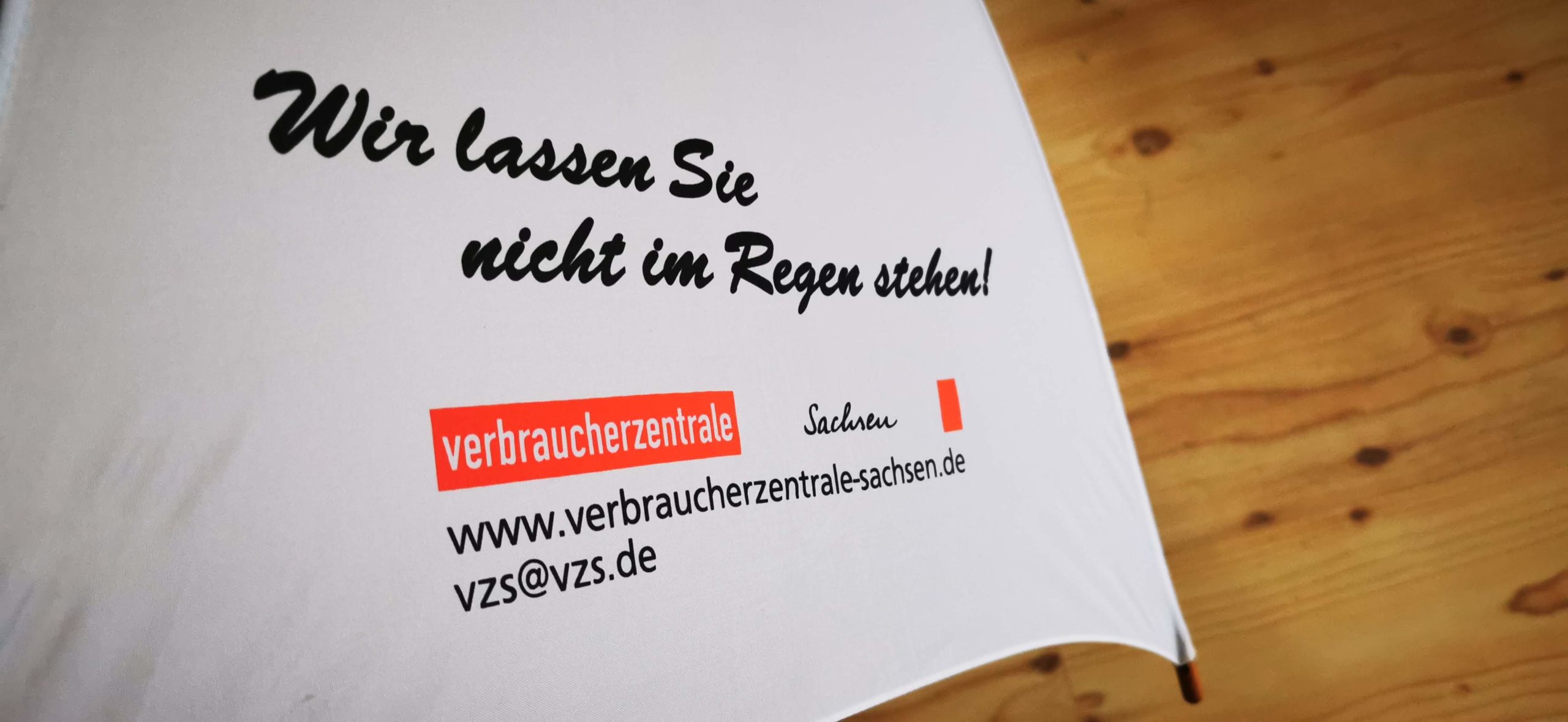 Regenschirm mit Logo der Verbraucherzentrale Sachsen