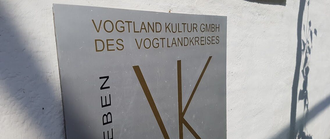 Firmenschild der Vogtland Kultur GmbH