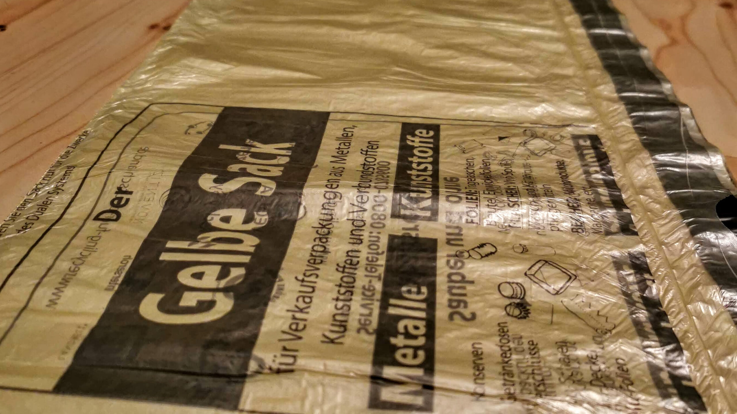 Bild von einem ausgerollten Gelben Sack